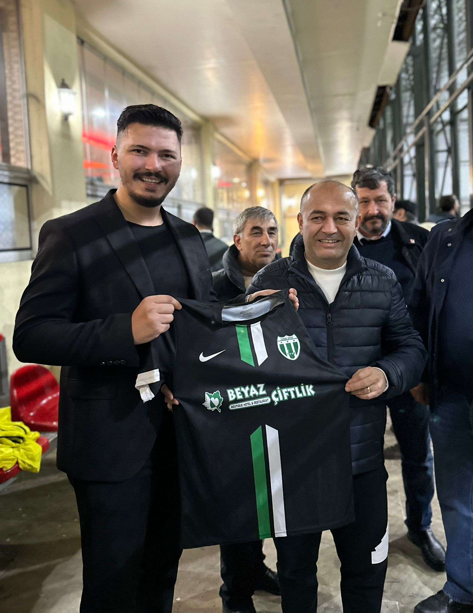 CHP Genel Başkan Yrd. Özgür KARABAT’a Şampiyon Saray Spor Forması