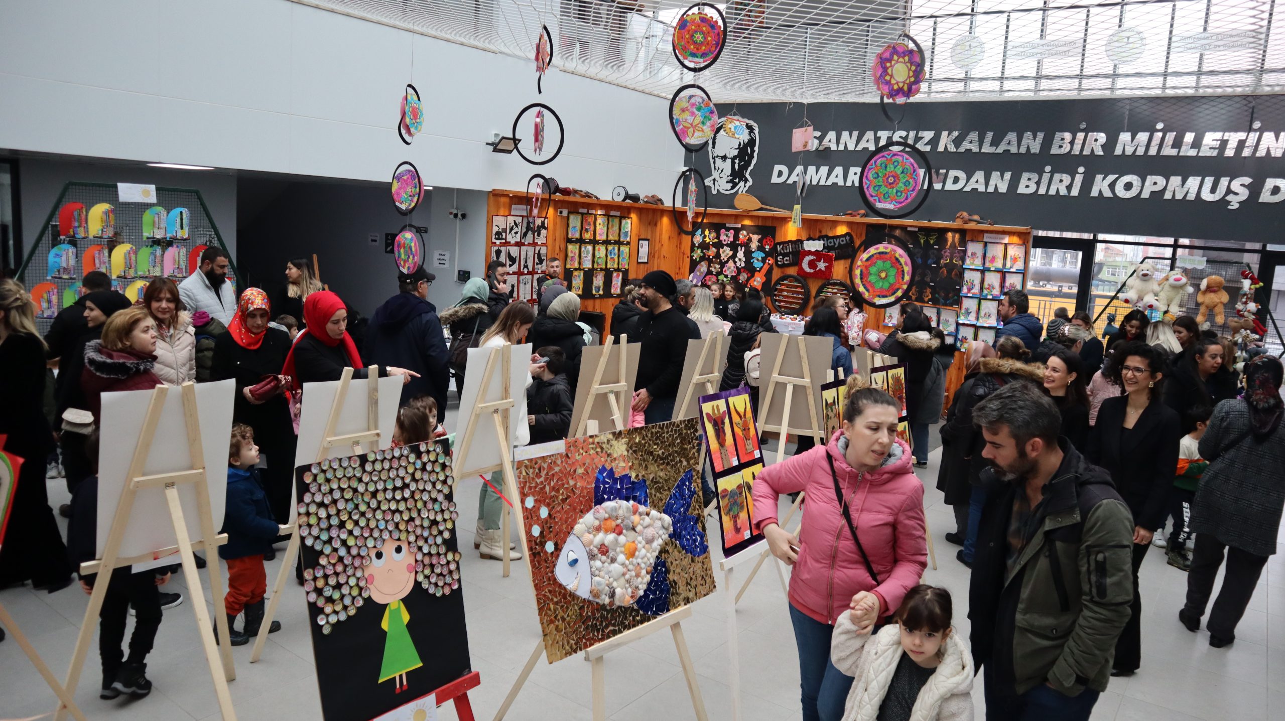 Okulun Adı Gibi “Yedi Renk” Sergi yoğun ilgi görüyor