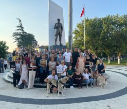 Saray’da Hayvan Severler Sokak Hayvanları Yasası ile İlgili Basın Açıklaması Yaptı
