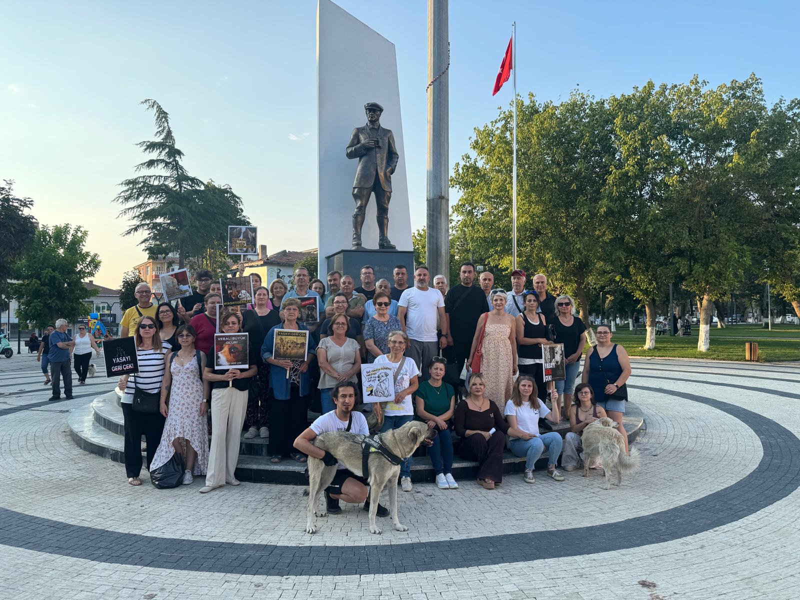 Saray’da Hayvan Severler Sokak Hayvanları Yasası ile İlgili Basın Açıklaması Yaptı