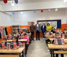 Başkan Taşyasan’dan minik öğrencilere kırtasiye seti