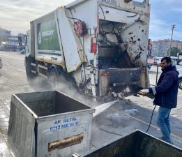 Büyükyoncalı’da çöp konteynerleri dezenfekte edildi
