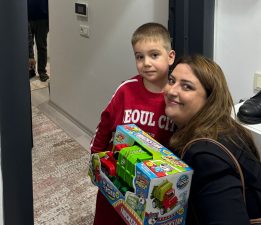 AK Partili Gençlerden çocuklara hediye sürprizi