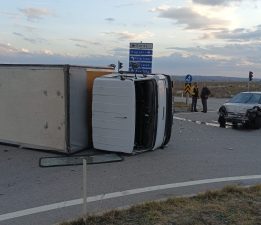 Otomobil ile kamyon çarpıştığı kaza ucuz atlatıldı