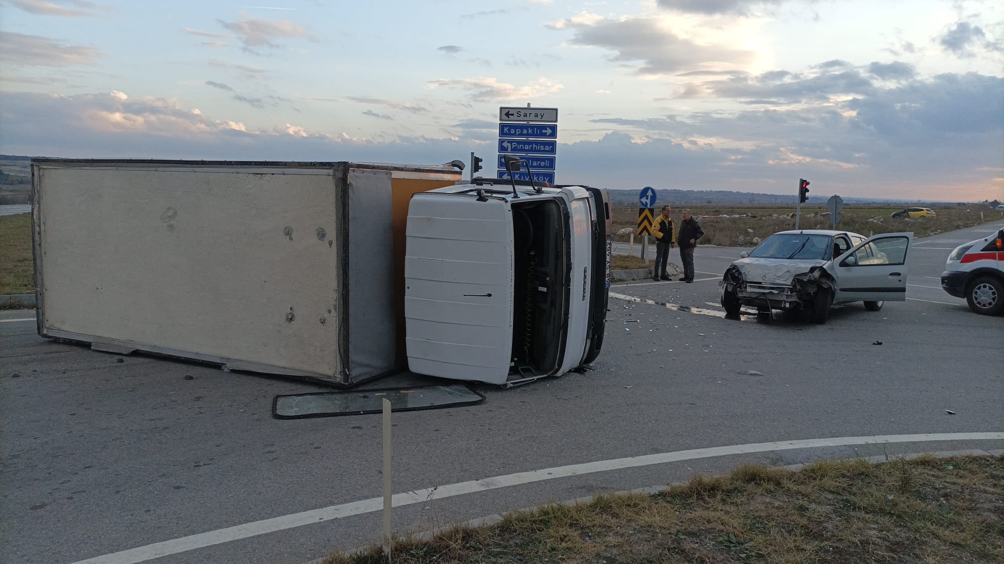 Otomobil ile kamyon çarpıştığı kaza ucuz atlatıldı