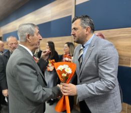 Başkan Taşyasan emekli öğretmenleri unutmadı