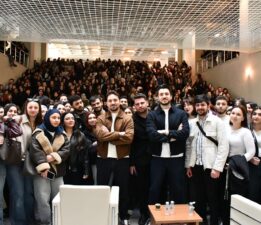 NKÜ’DE İZDİHAM! “HİKAYEDEN ADAMLAR”A BİNİ AŞKIN GENÇ AKINI 