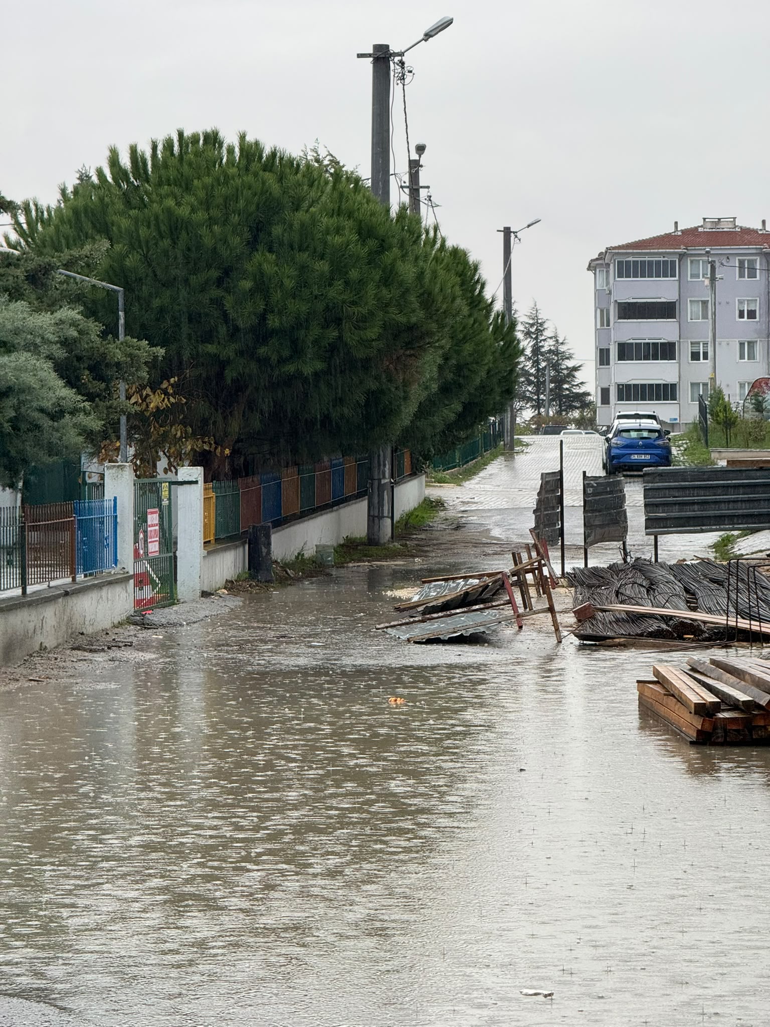 KEMALPAŞA ANAOKULU YANINDA TEHLİKE! FUNDA SOKAK HER YAĞMURDA GÖLE DÖNÜYOR